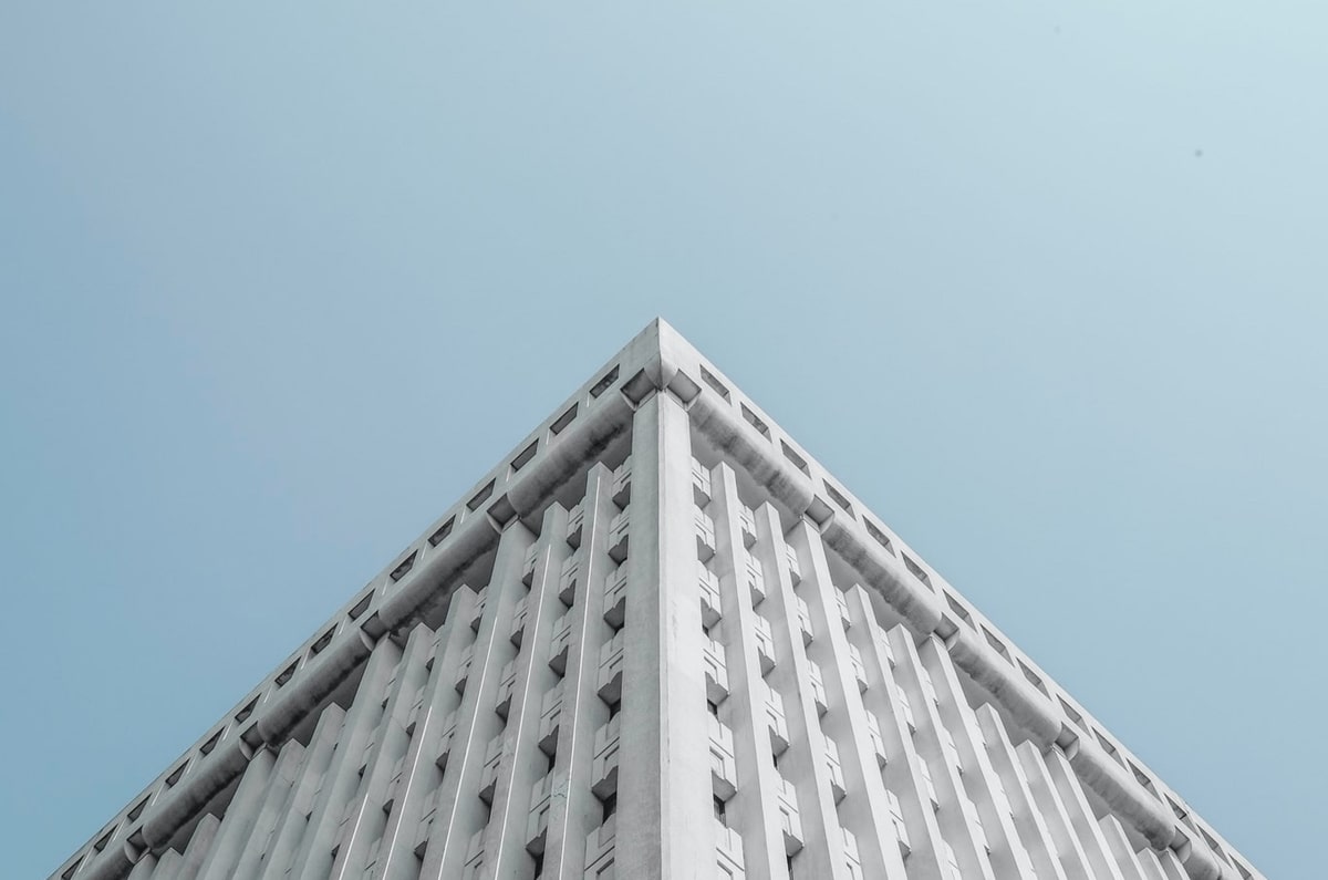 爱一番的“人话版”处理：先把证据链少了哪一环讲清，再画一条证据链